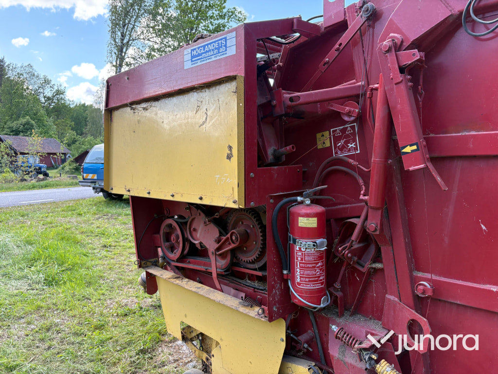 Rundbalspress New Holland 835