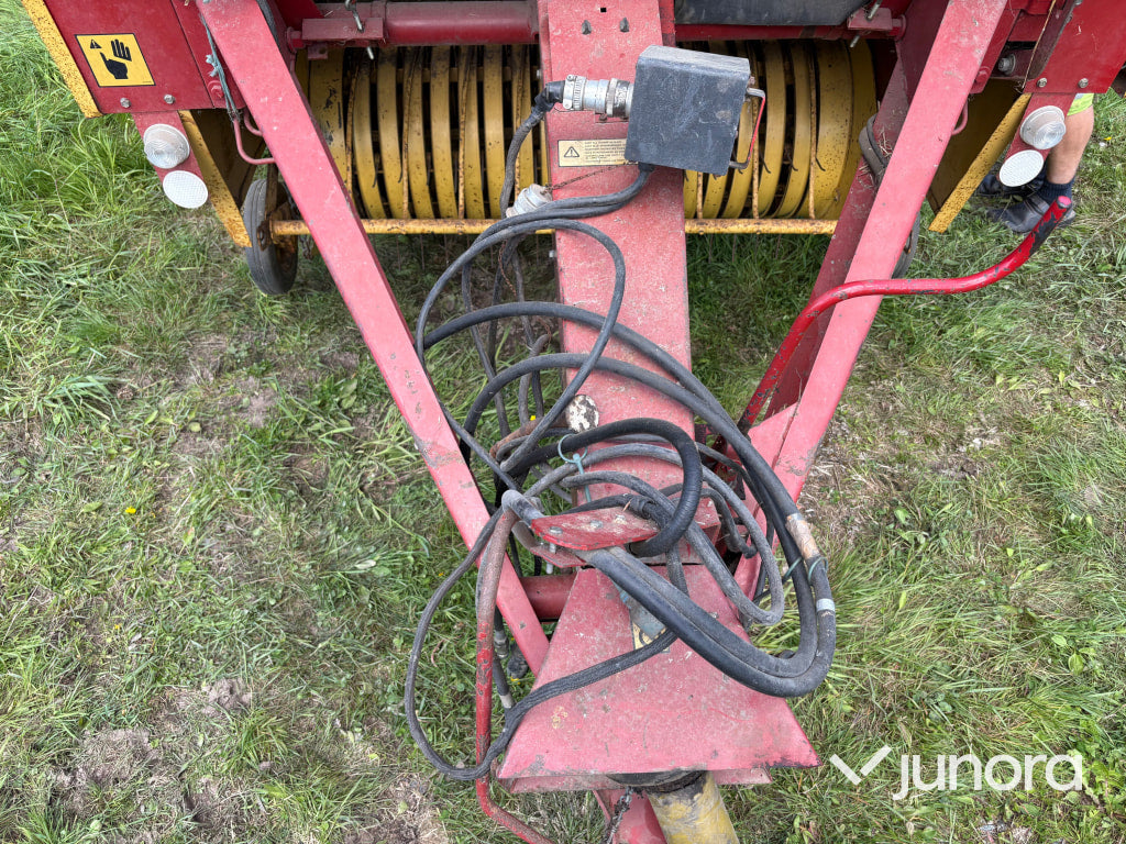 Rundbalspress New Holland 835