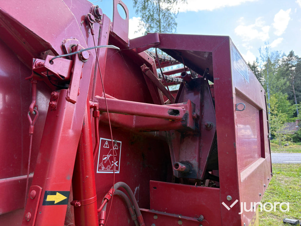 Rundbalspress New Holland 835