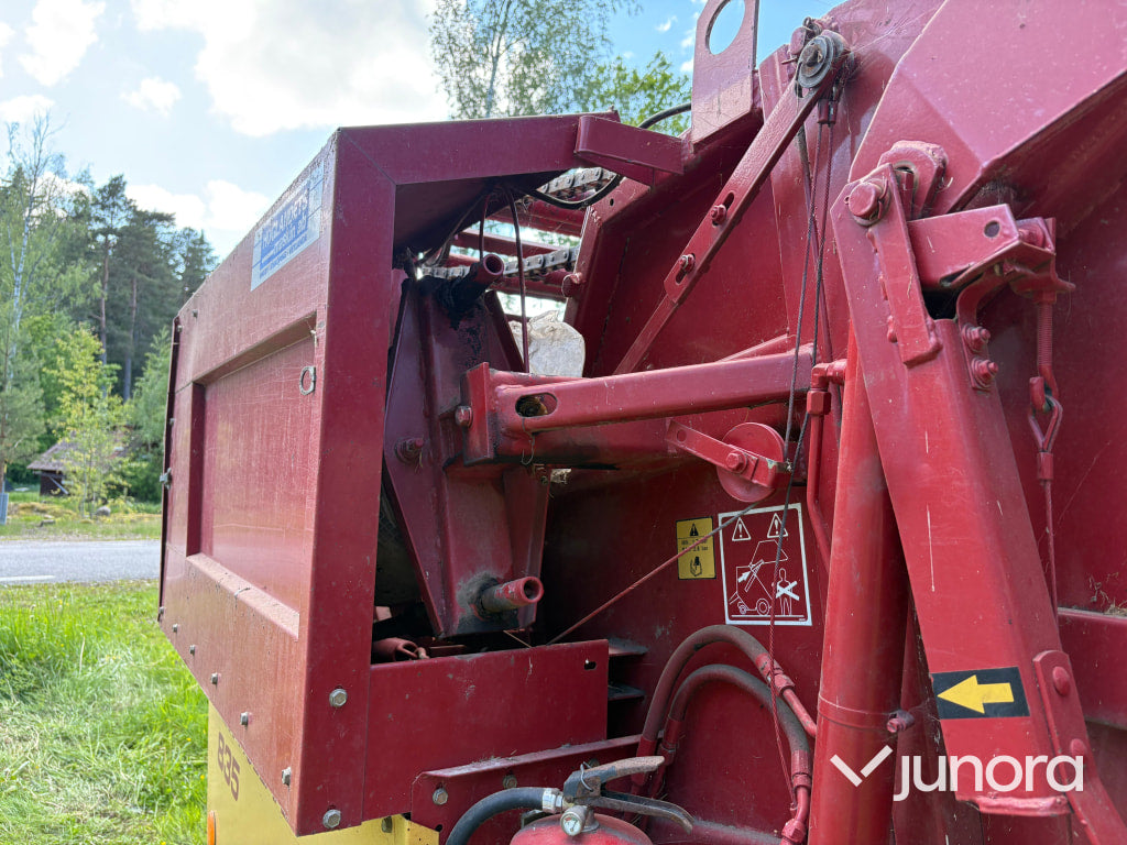 Rundbalspress New Holland 835