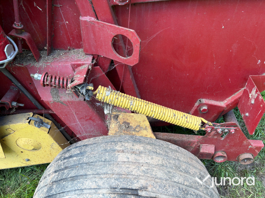 Rundbalspress New Holland 835