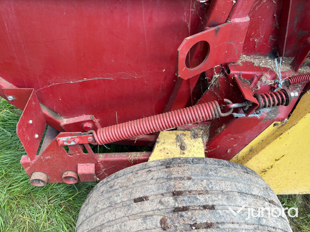 Rundbalspress New Holland 835