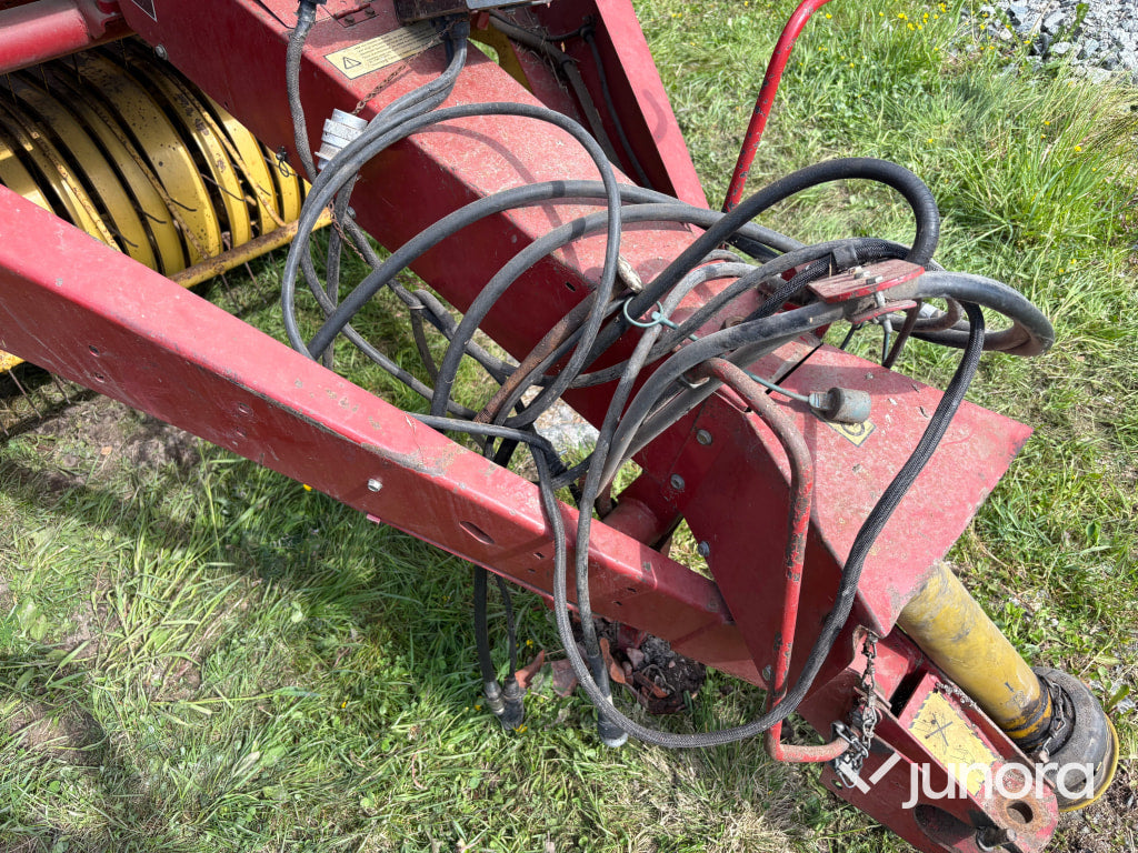 Rundbalspress New Holland 835