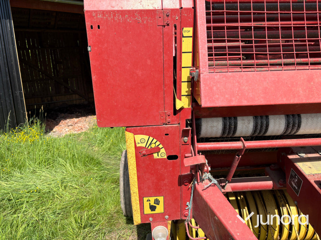 Rundbalspress New Holland 835