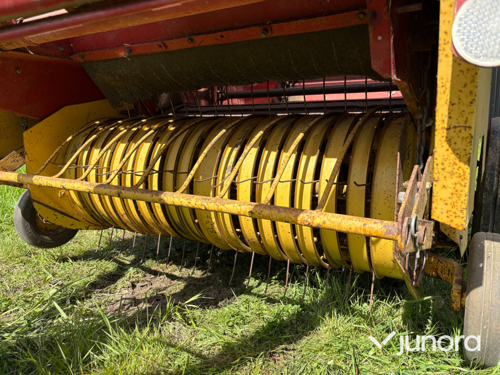 Rundbalspress New Holland 835