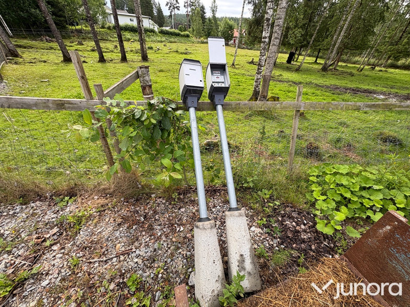 2 st motorvärmarstolpar med fundament