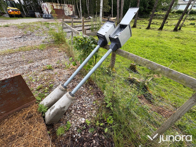 2 st motorvärmarstolpar med fundament