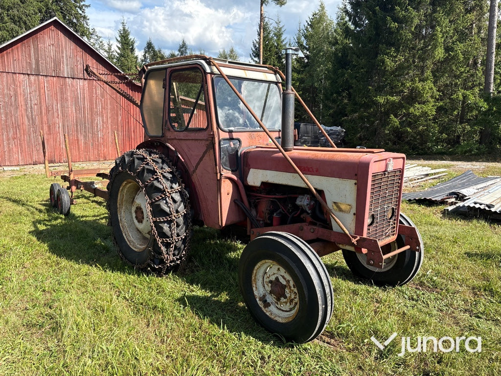 Traktor med skogsvagn - International, IH 434