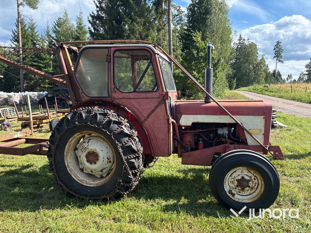 Traktor med skogsvagn - International, IH 434