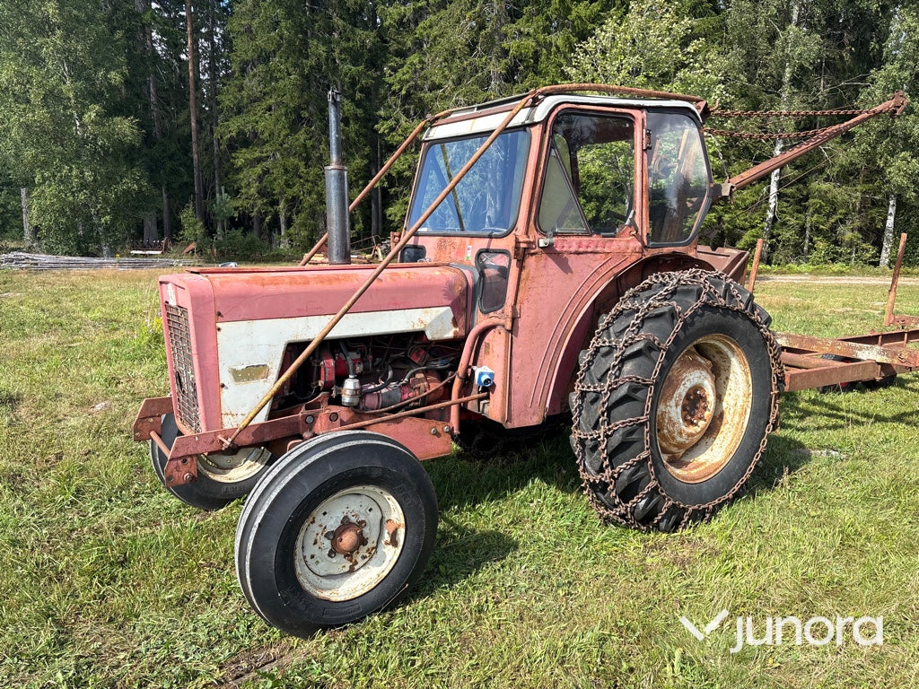 Traktor med skogsvagn - International, IH 434