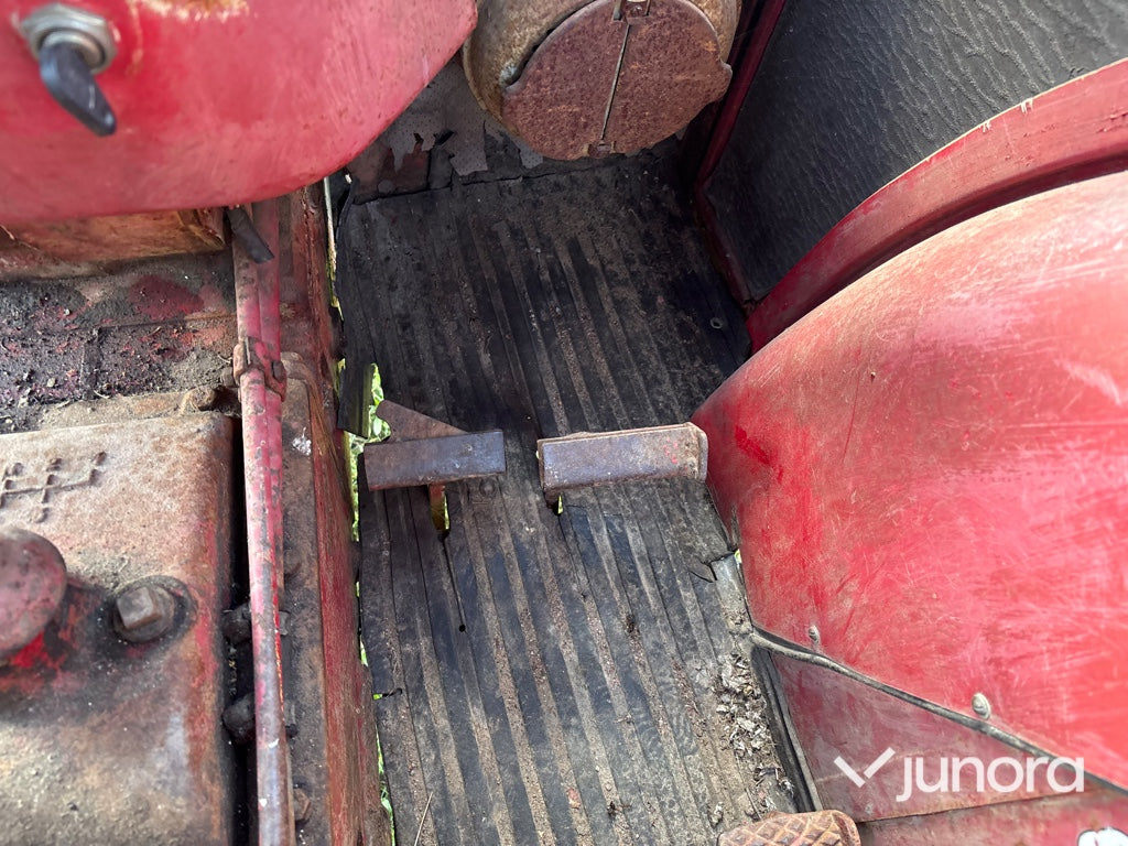 Traktor med skogsvagn - International, IH 434