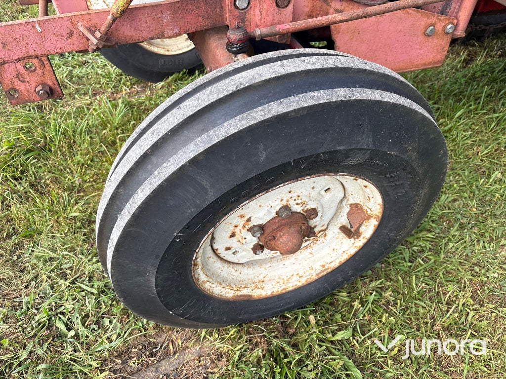 Traktor med skogsvagn - International, IH 434