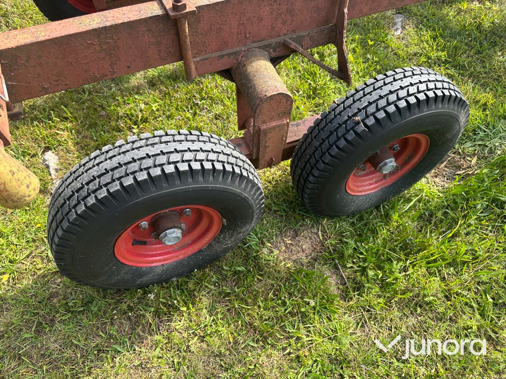 Traktor med skogsvagn - International, IH 434