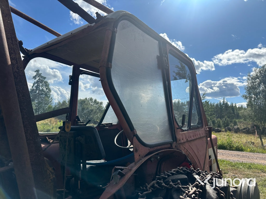 Traktor med skogsvagn - International, IH 434