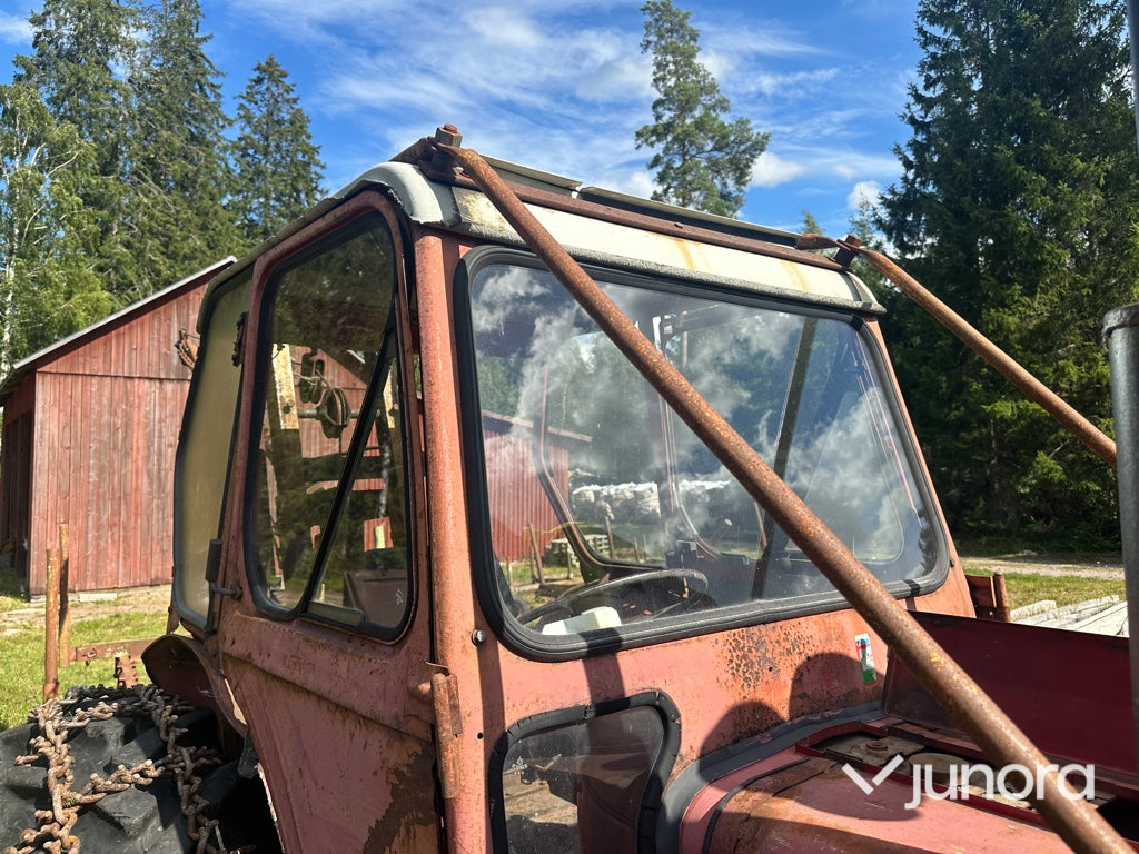 Traktor med skogsvagn - International, IH 434
