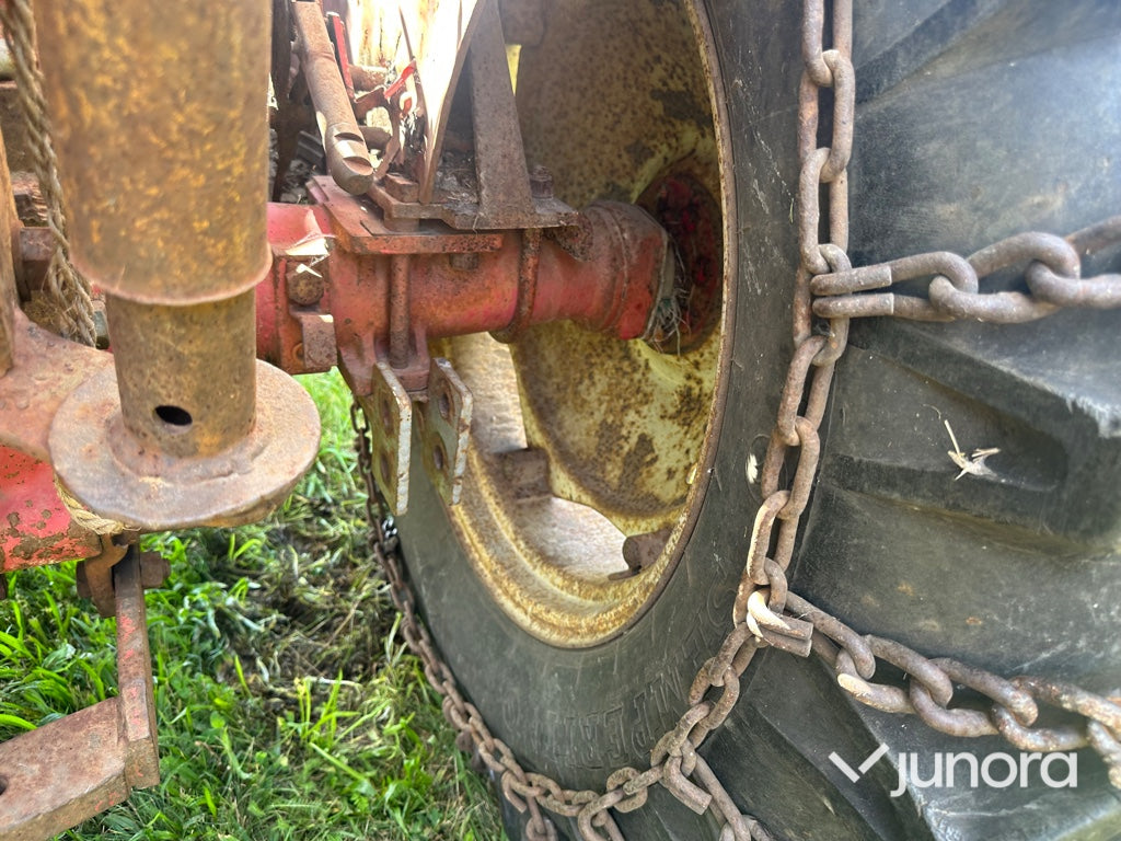 Traktor med skogsvagn - International, IH 434