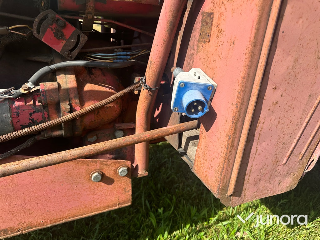 Traktor med skogsvagn - International, IH 434