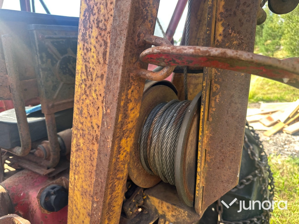 Traktor med skogsvagn - International, IH 434