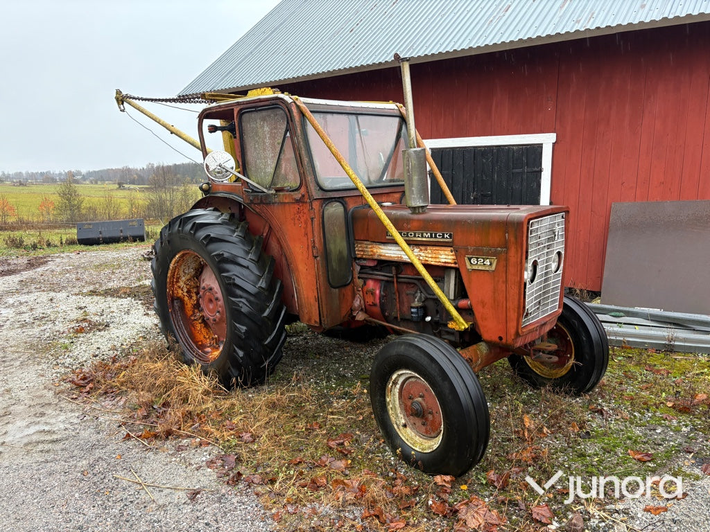 Traktor - McCormick 624 med timmerkran och vinsch