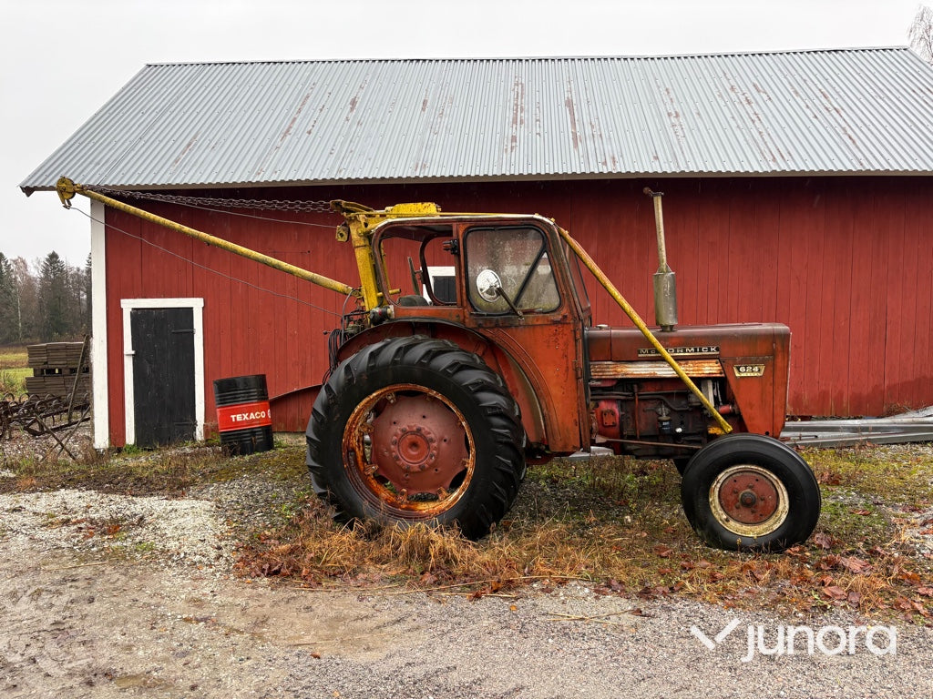 Traktor - McCormick 624 med timmerkran och vinsch