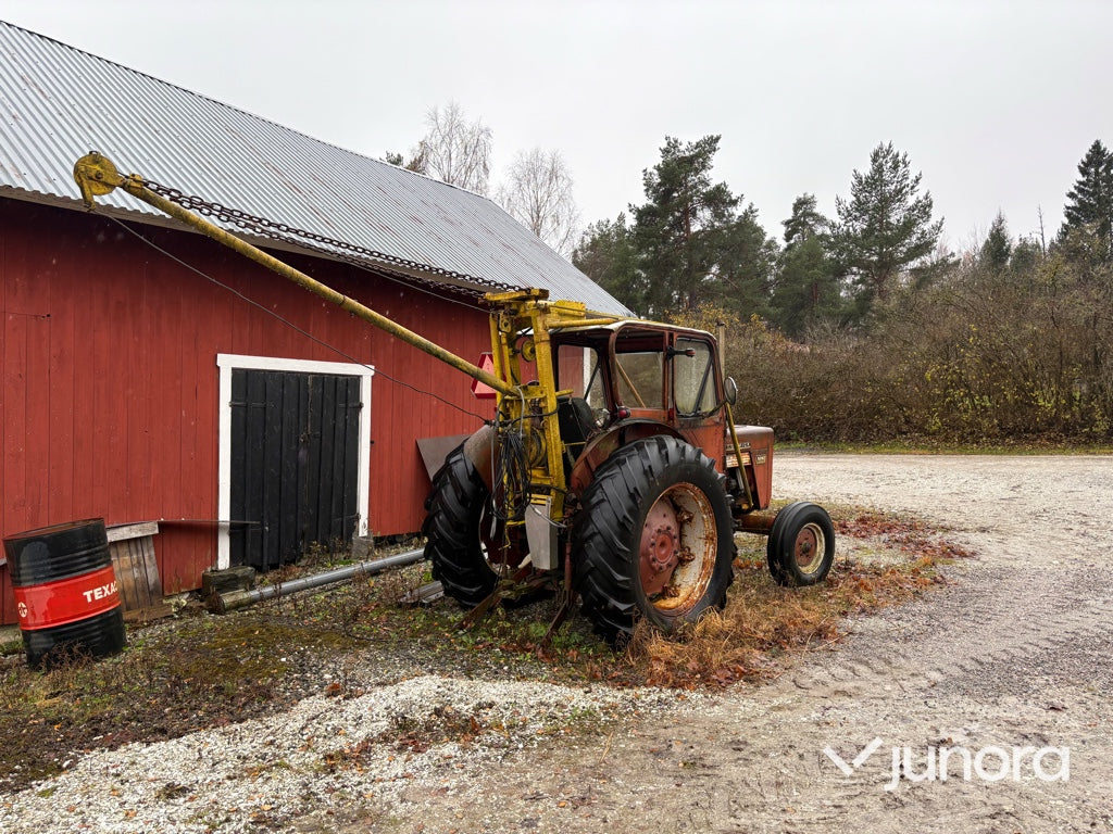 Traktor - McCormick 624 med timmerkran och vinsch