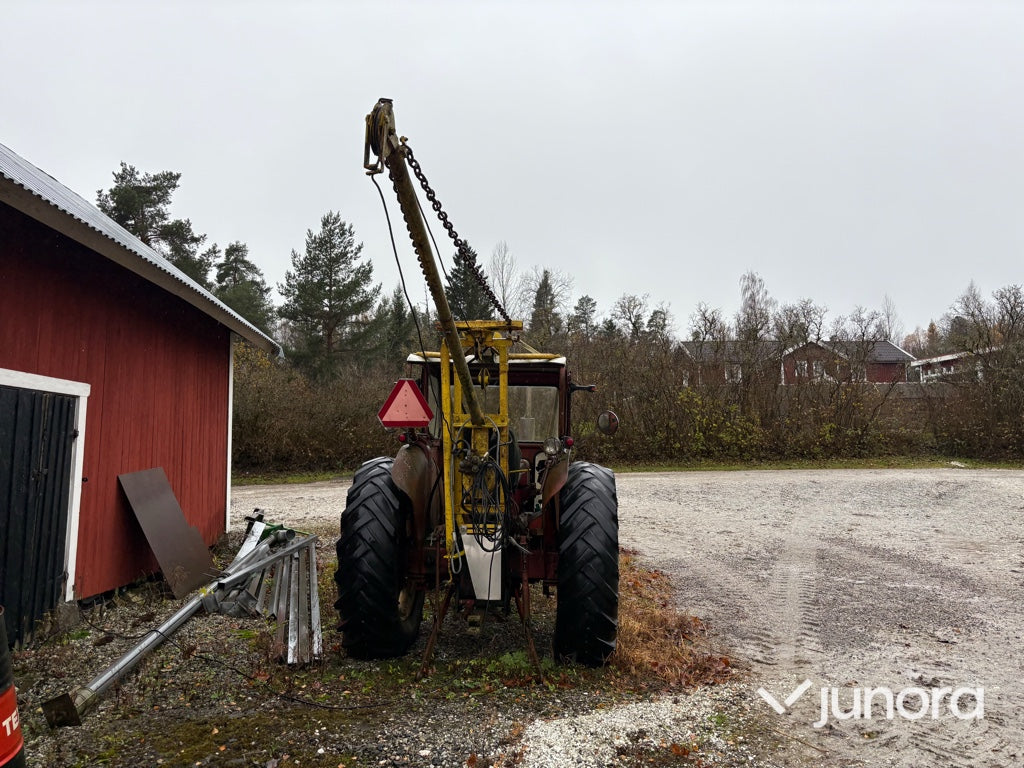 Traktor - McCormick 624 med timmerkran och vinsch