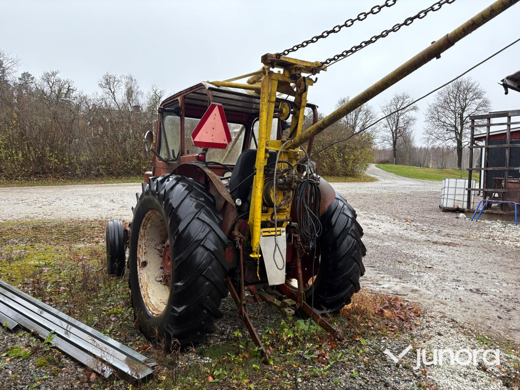 Traktor - McCormick 624 med timmerkran och vinsch