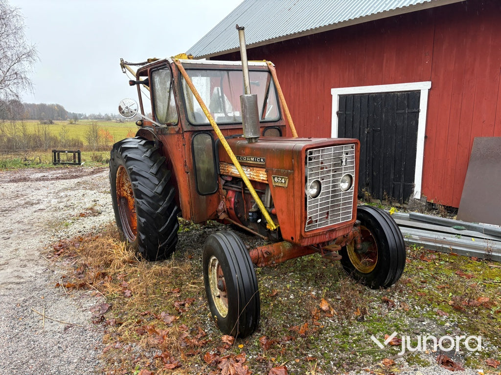 Traktor - McCormick 624 med timmerkran och vinsch