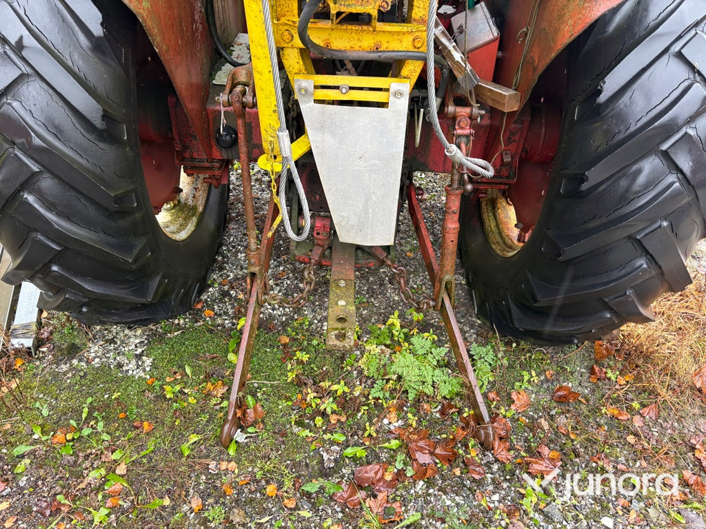 Traktor - McCormick 624 med timmerkran och vinsch