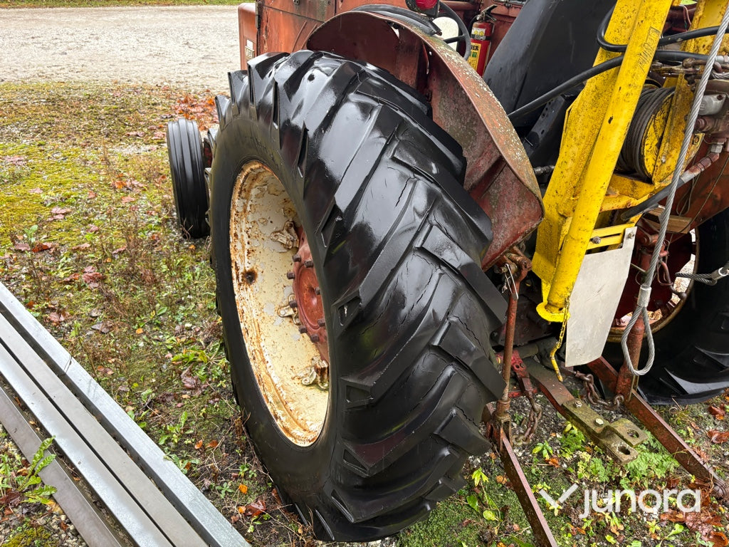 Traktor - McCormick 624 med timmerkran och vinsch