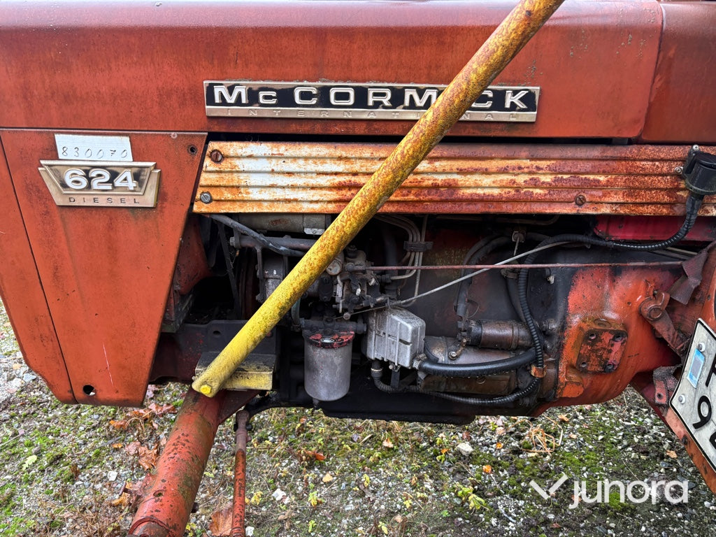 Traktor - McCormick 624 med timmerkran och vinsch