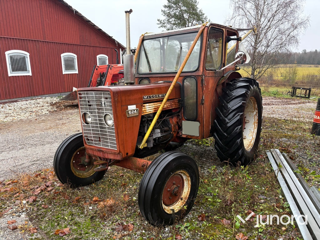Traktor - McCormick 624 med timmerkran och vinsch