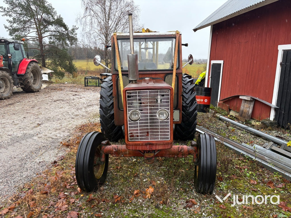 Traktor - McCormick 624 med timmerkran och vinsch