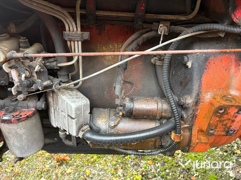 Traktor - McCormick 624 med timmerkran och vinsch