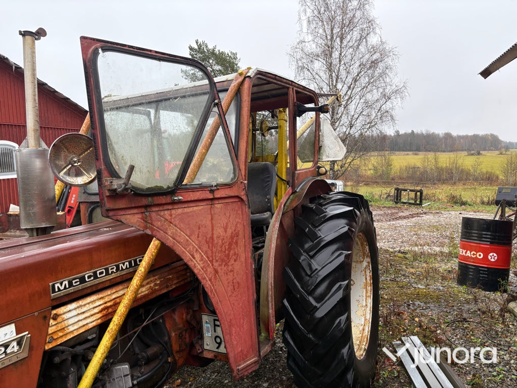 Traktor - McCormick 624 med timmerkran och vinsch