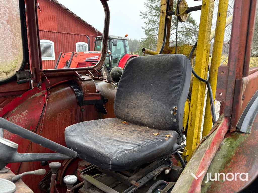 Traktor - McCormick 624 med timmerkran och vinsch