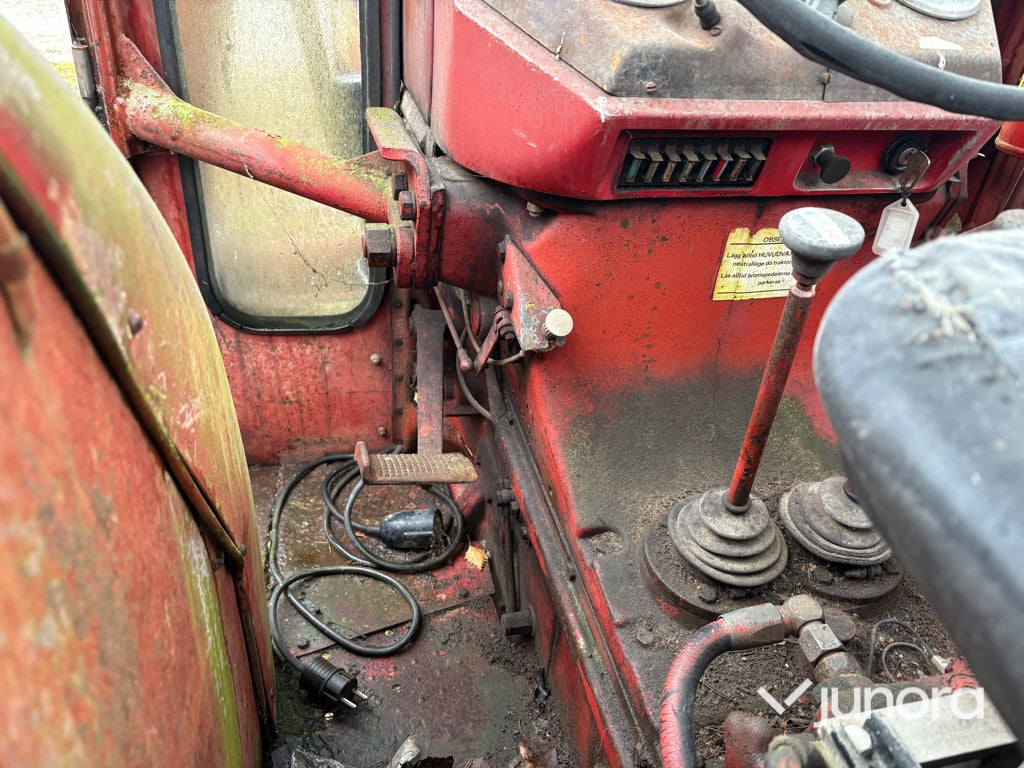 Traktor - McCormick 624 med timmerkran och vinsch