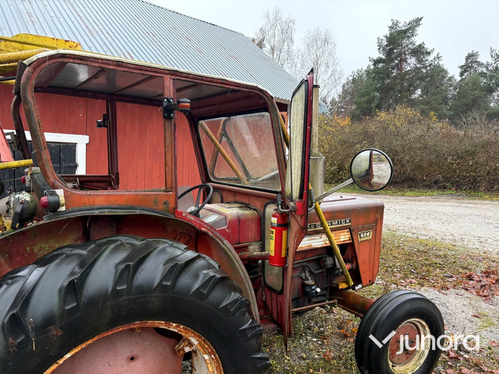 Traktor - McCormick 624 med timmerkran och vinsch