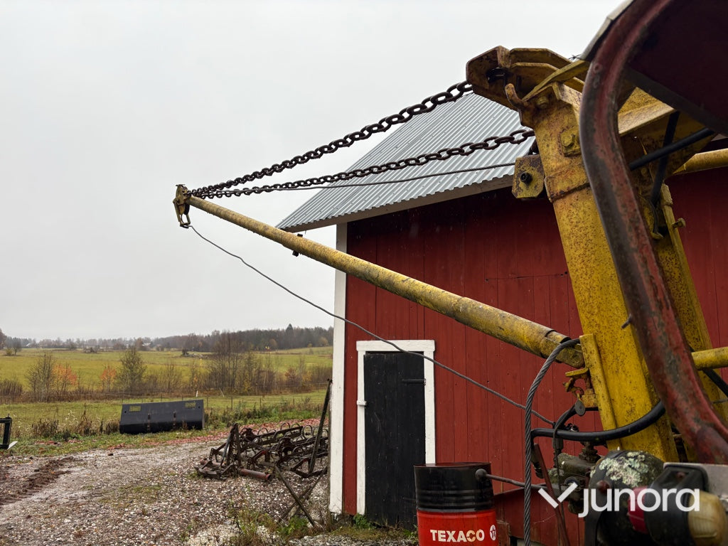 Traktor - McCormick 624 med timmerkran och vinsch