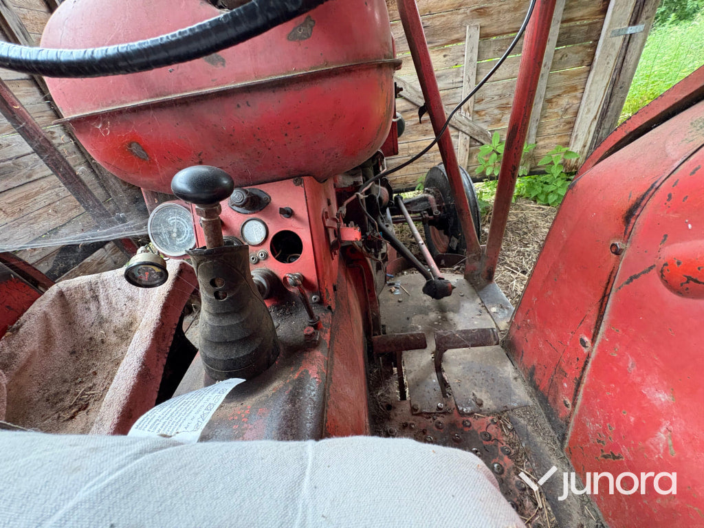 Traktor Nuffield Universal 3DL
