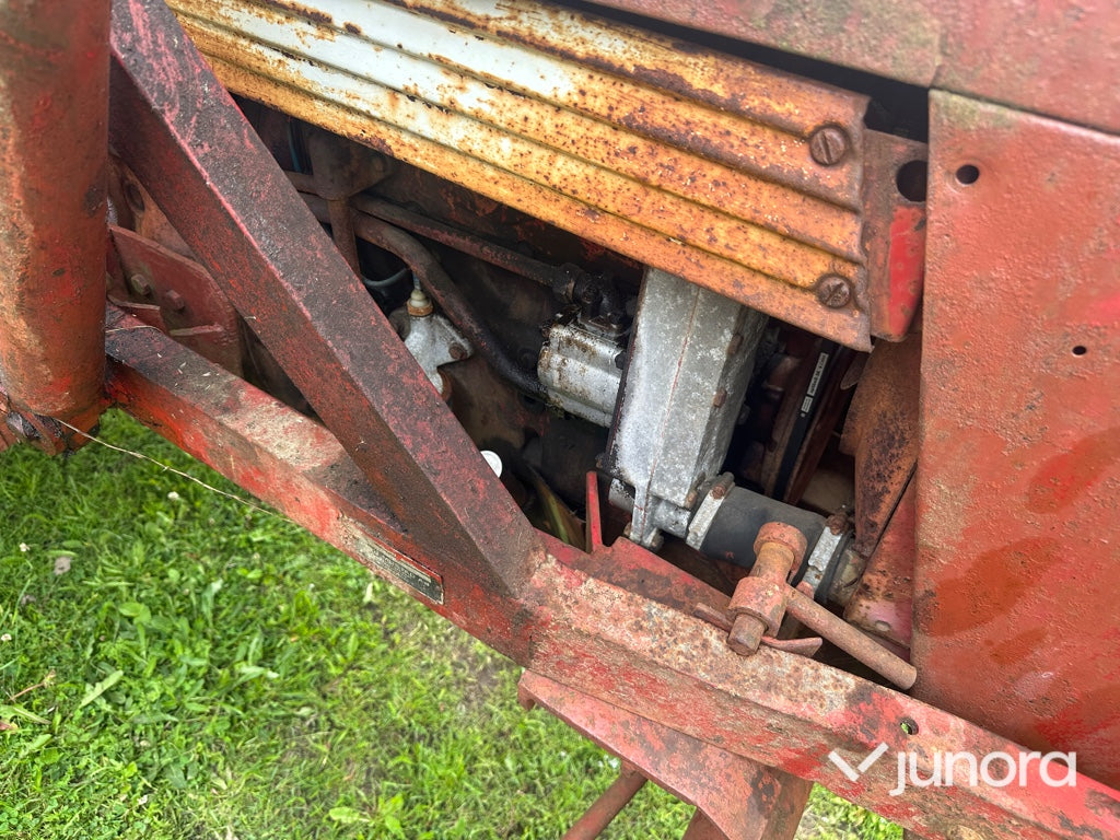 Traktor - Mc Cormick, Intern. 523 D