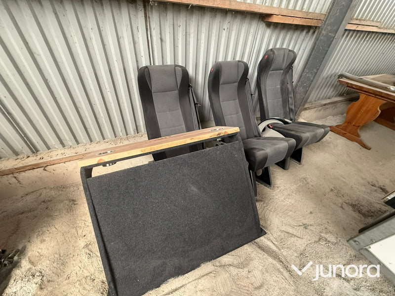 3 säten samt ett bord