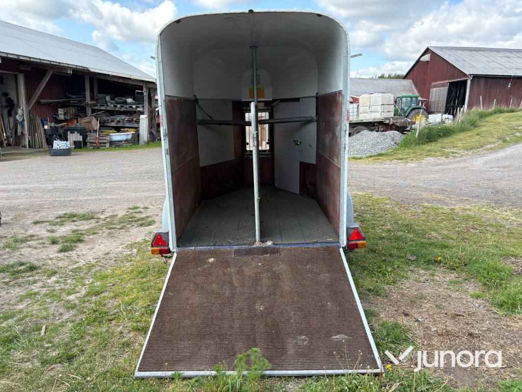 Hästtransport Umeå Släpet B4 Brunte Lyx