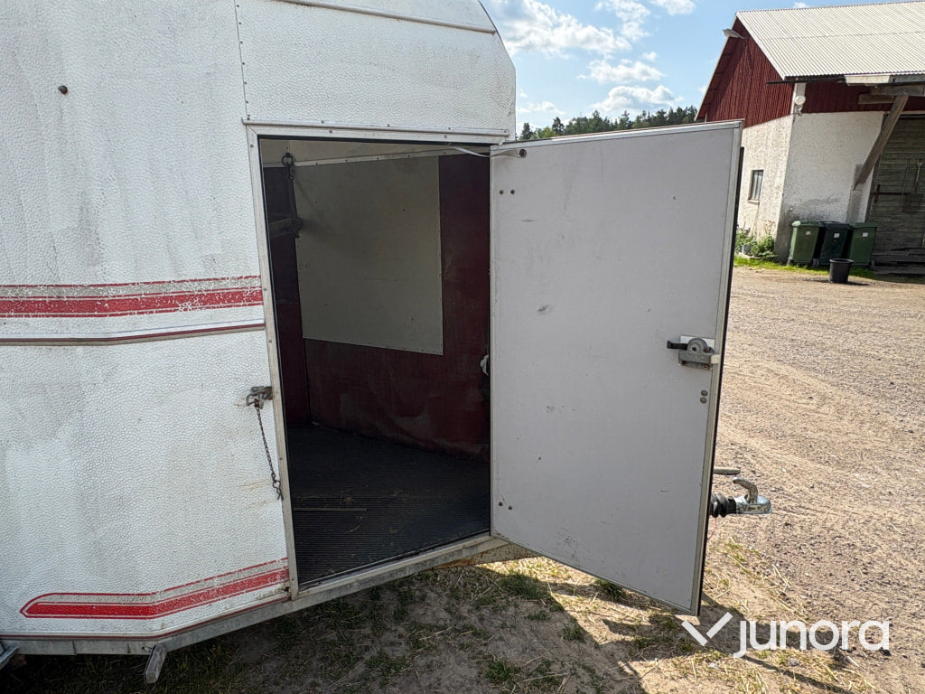 Hästtransport Umeå Släpet B4 Brunte Lyx