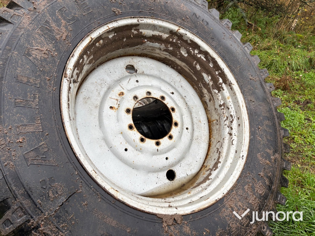 Traktordäck med fälg 650/65 R42 540/65 R30 4 st