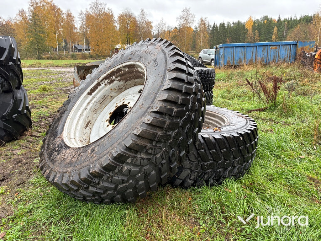 Traktordäck med fälg 650/65 R42 540/65 R30 4 st