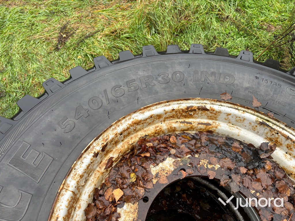 Traktordäck med fälg 650/65 R42 540/65 R30 4 st