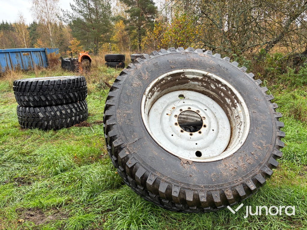 Traktordäck med fälg 650/65 R42 540/65 R30 4 st