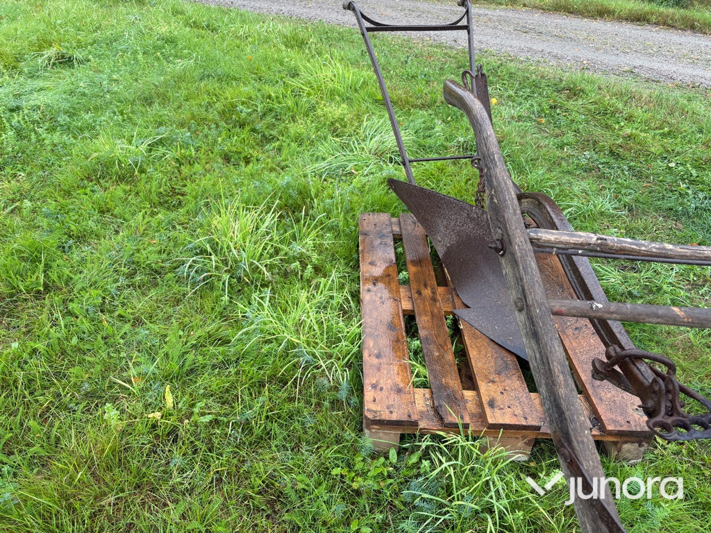 Plogar och jordbruksredskap hästdrivna