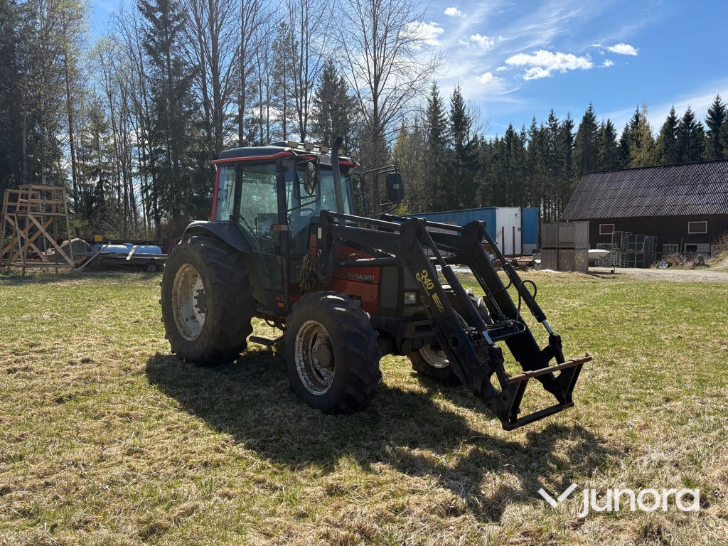 Traktor - Valmet, 800, Med frontlastare